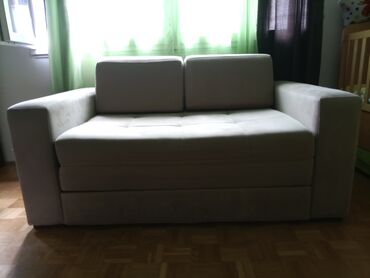 Sofas and couches: Prodajem dvosed na razvlacenje sa velikom fiokom za odlaganje stvari