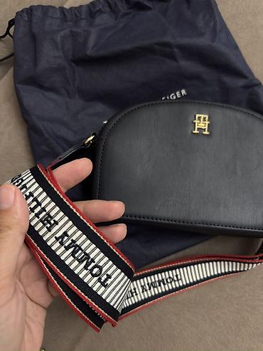 yango canta: Tommy Hilfiger çanta Tünd göy rəngdədir yaxşı vəziyyətdədir çexolu var — 3