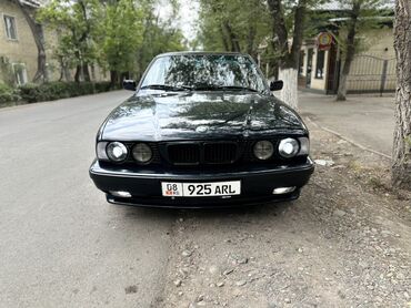 меняю дом на авто: Черный седан BMW 5 серии (E34) с характерной решеткой радиатора и
