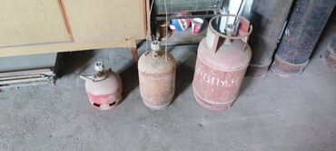 калп брусчатки: Предлагаются три газовых баллона разных размеров. Баллоны окрашены в