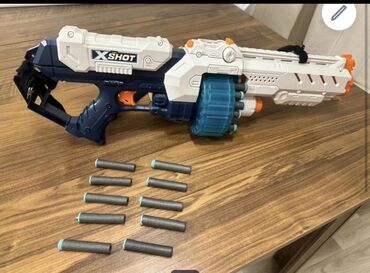 barama: X-Shot brendinin tapançası. Oyuncaq tapança uşaqlar üçün əyləncəli