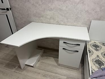 study table: Компактный письменный/компьютерный стол белого цвета. - Прямая — 1