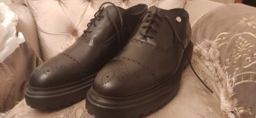 Səndəl və şəp-şüplər: Klassik broq üslubunda kişilər üçün dəri ayaqqabı Türkiyə istehsalıdır