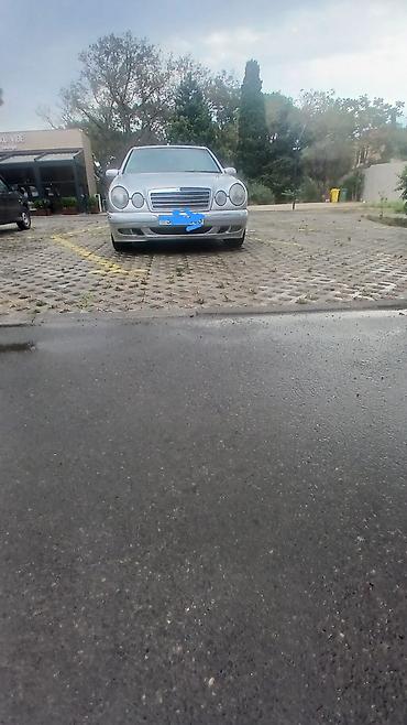 Mercedes-Benz E‑Class sedan (W210), gümüş rəng. - Kuzov: 4 qapılı