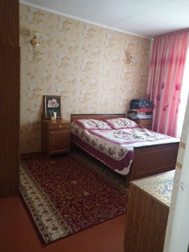 полка с зеркалом: Продаётся спальный гарнитур. Кровать, две тубочки, тумба с зеркалом