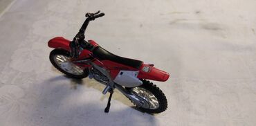 Ostali predmeti za umetnost i kolekcionarstvo: Motori 1:18,ocuvani cena za kom — 22