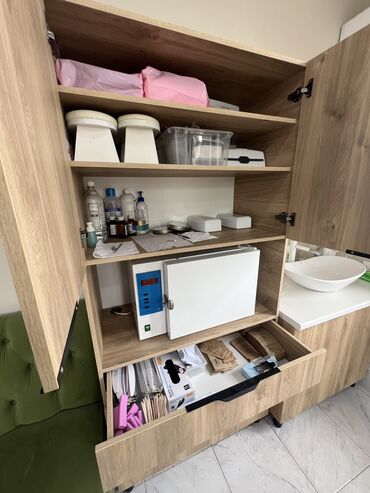 Другое оборудование для салонов красоты: Маникюрный стол Полки под лаки Лабораторный шкаф Шкаф под сухожар — 40