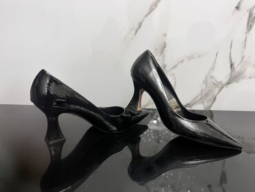 Tuflilər: Qadın klassik tufli - Rəng: qara, parlaq lak effektli üstlük -