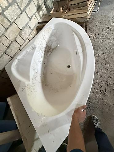 sintepon material: Akril künc vanna (asimmetrik), ağ rəngdə. Xüsusiyyətlər: - Künc — 2