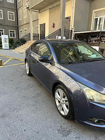 cruze purjun: Avtomobil qadın tərəfindən idarə olunub, səliqəli saxlanılıb. Mühərrik — 3