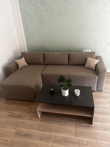sudopera sa ringlama: Ugaona garnitura dimenzija 220x130cm.Razvlaci se u lezaj.Poseduje