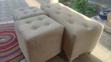 Пуфики: Элегантная банкетка прямоугольной формы, обтянутая мягкой тканью — 14