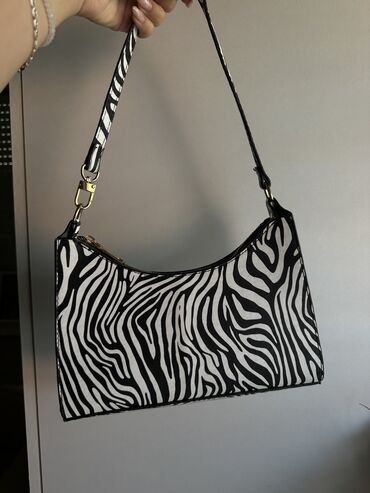 torbica pederusica kozna: Zebra print torbica, nošena dva puta 
Očuvana i kao nova je