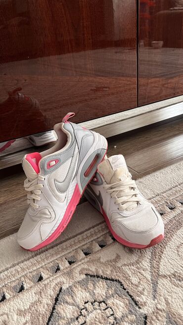 Кроссовки и спортивная обувь: Кеды Nike 
Размер 38