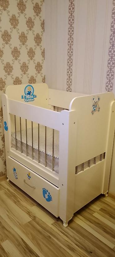 Beşiklər: Uşaq beşiyi – ağ krem rəngdə, mavi naxışlı - Material: ağac lövhə — 4