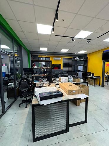 Аренда офисов: Аренда офисов, 100 м², В жилом комплексе, 1 линия, С оборудованием, С видом на горы — 1