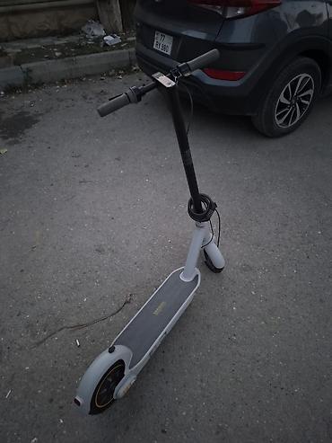 30: Ninebot elektrik skuteri - Rəng: boz/gümüşü gövdə, qara sükan; sarı — 3