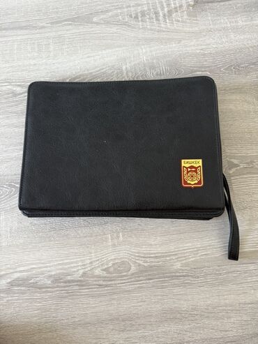 чехол для документов: Папка-портфель на молнии с ремешком для запястья. - Материал: черный