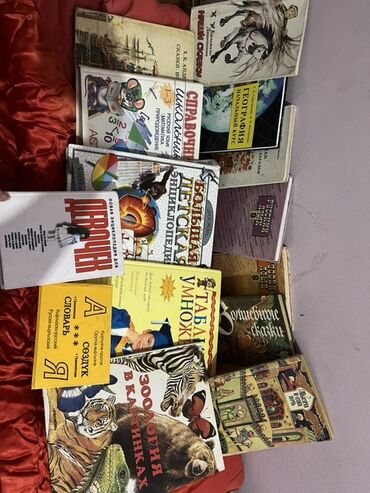 китеп текче: Подборка детских книг, включающая в себя энциклопедии, справочники и