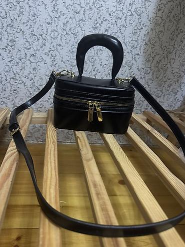 canta sumqayıt: Qara miniatür çanta – sərt formalı, kvadrat-kutucuq dizaynı. - — 2