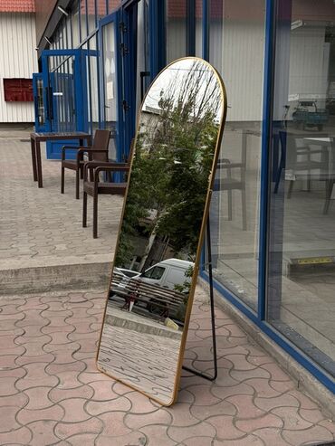 зеркало полный рост: Напольное зеркало в полноразмерном формате с арочным верхом. Размер
