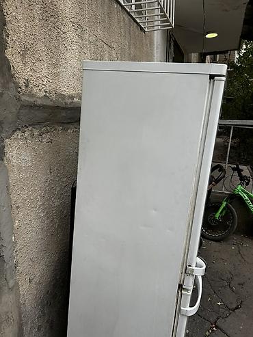 Холодильник Indesit, двухкамерный, белый. морозильник хорошо
