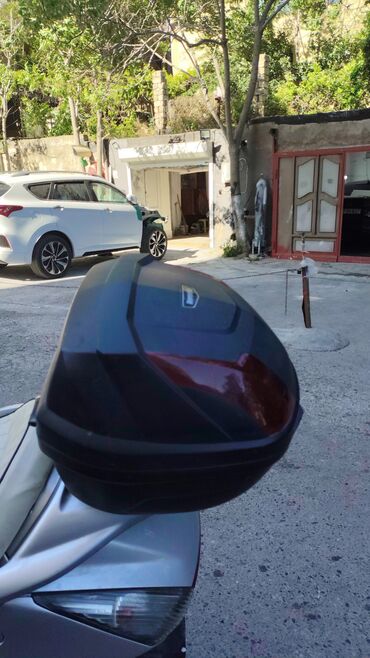 uşaq motosikleti: Motosiklet üçün qara rəngdə yük qutusu. Arxa tərəfində qırmızı rəngdə