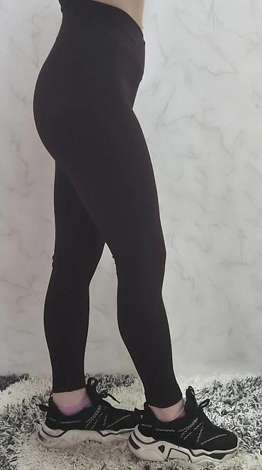 Helanke, biciklistički šortsevi: Ženske helanke tamne boje sa rebrastom teksturom. Karakteriše ih visok — 8