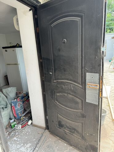 дверь в подьезд: Входная дверь, Металл, Правосторонний механизм, цвет - Черный, Б/у, Самовывоз