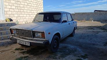 VAZ (LADA): VAZ 2107, ağ rəng, sedan, 4 qapı. Azərbaycan nömrə nişanı: 20-EZ-817 — 2