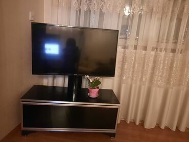 Televizorlar: Seliqeli istifade olunmuş tv altlığı. Qiymet razılaşma esasında