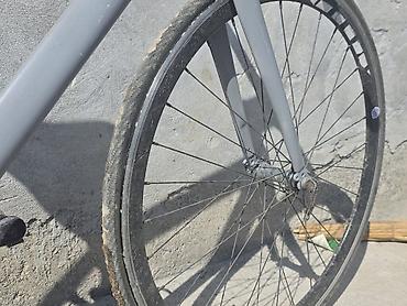 aventon фикс: Фикс-байк (fixed gear) с трековой посадкой и прямым рулём — 6