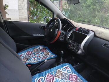 авто на метал: Интерьер автомобиля Honda Fit с серыми сиденьями, украшенными