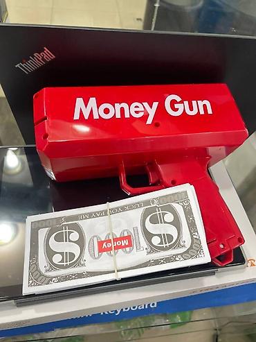 money gun: Пистолет для денег"Money Gun" с пачкой сувенирных долларов, сложенных — 4