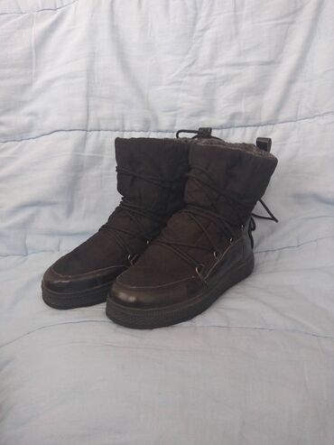 Čizme: Lusso cizme broj 38. Model je lep, sa pertlama, boja crna. Unutra su — 1