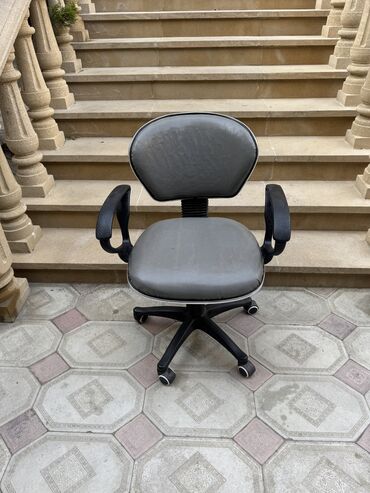 işlənmiş ofis stolu: Salon Stolu 
Boz rəng
İdeal vəziyyətdə