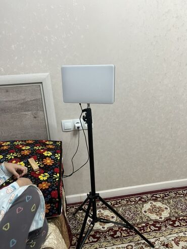 штатив лампа для телефона: Панельный светодиодный свет на штативе(2 штуки имеется) -