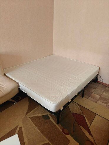 Двухъярусные кровати: Продаю двуспальную кровать с матрасом - всё в идеальном состоянии