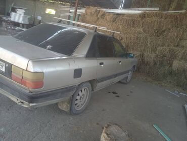 мерс 200 с: Автомобиль Audi 100 седан, предположительно модели C3, с багажником на