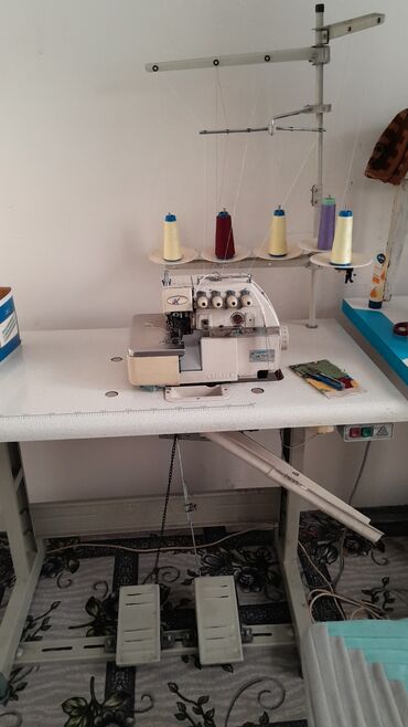 машинка швейная: 5 нитка сатылат матор менен жакшы иштейт 15000с