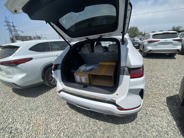 купить бу электромобиль из китая: Электрический кроссовер BYD, окрашенный в белый цвет, предлагает