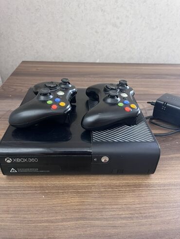 Avtoelektronika: Microsoft Xbox 360 konsolu iki ədəd qara rəngli idarəetmə pultu ilə