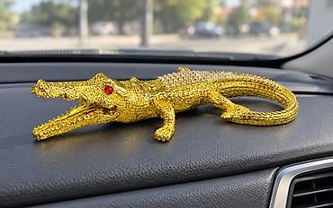 toy dekor: Avtomobil paneli üçün dekorativ timsah fiquru — qızılı Qızılı rəngli — 2