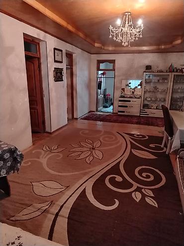 Həyət evləri və villalar: Satılır: 4 otaqlı həyət evi Xüsusiyyətlər: - Geniş zal: yemək masası — 2