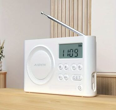 Radio: Aiben markalı, ağ rəngdə, yığcam dizaynlı radio. Ön tərəfində dairəvi