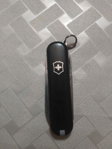 Beton və beton məmulatları: Victorinox çoxfunksiyalı cib bıçağı – qara korpuslu, açarlıqa taxmaq