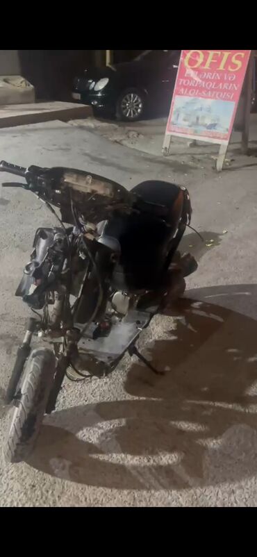 moped skuter: Qabag krlolar taxilib disk qırmızı moto ağ kraskalanib mator 125cc di