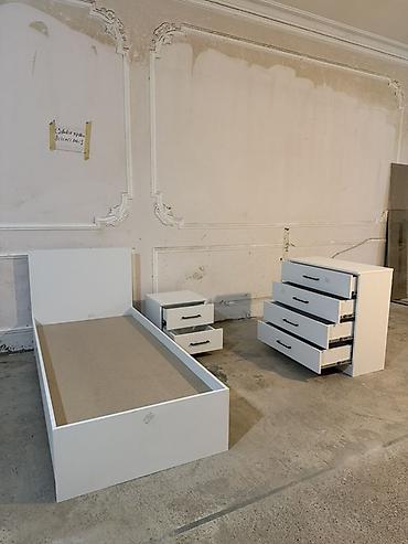 Yataq otağı dəstləri: Ağ rəngdə minimal dizaynlı yataq otağı dəsti Tərkibi: - Tək nəfərlik — 3
