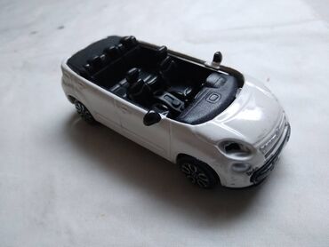 monsoon haljine za devojcice srbija: Burago Fiat 500 L China,nedostaje krov,volan,svetla i zmigavci
