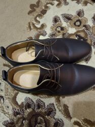 Ayaqqabılar: Turkiyeden 4000 tl ye alinib, razmer duz gelmediyi ucun satilir, cemi — 3